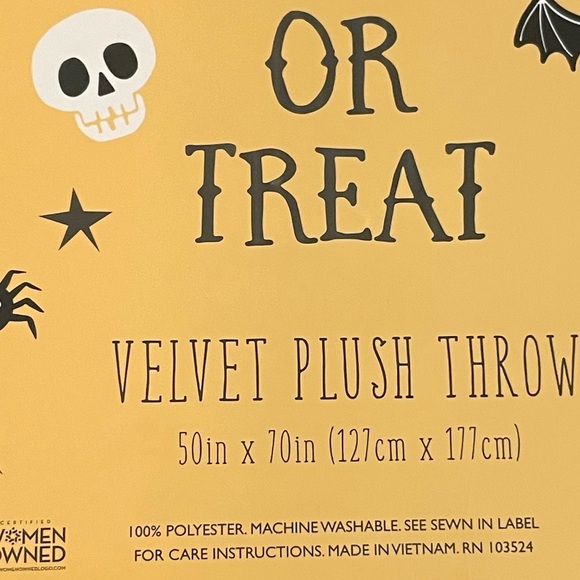 Trick or treat Halloween large throw blanket with ribbons🎀 bows spiders 50x70 - Picture 3 of 4